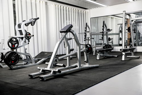 鍛煉場(chǎng)健身設(shè)施運(yùn)動(dòng)器械器材健身房攝影圖 st攝影