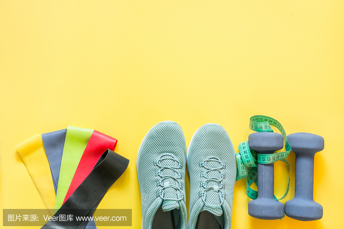 運動器材,橡皮筋,啞鈴,健身鞋,黃色卷尺。