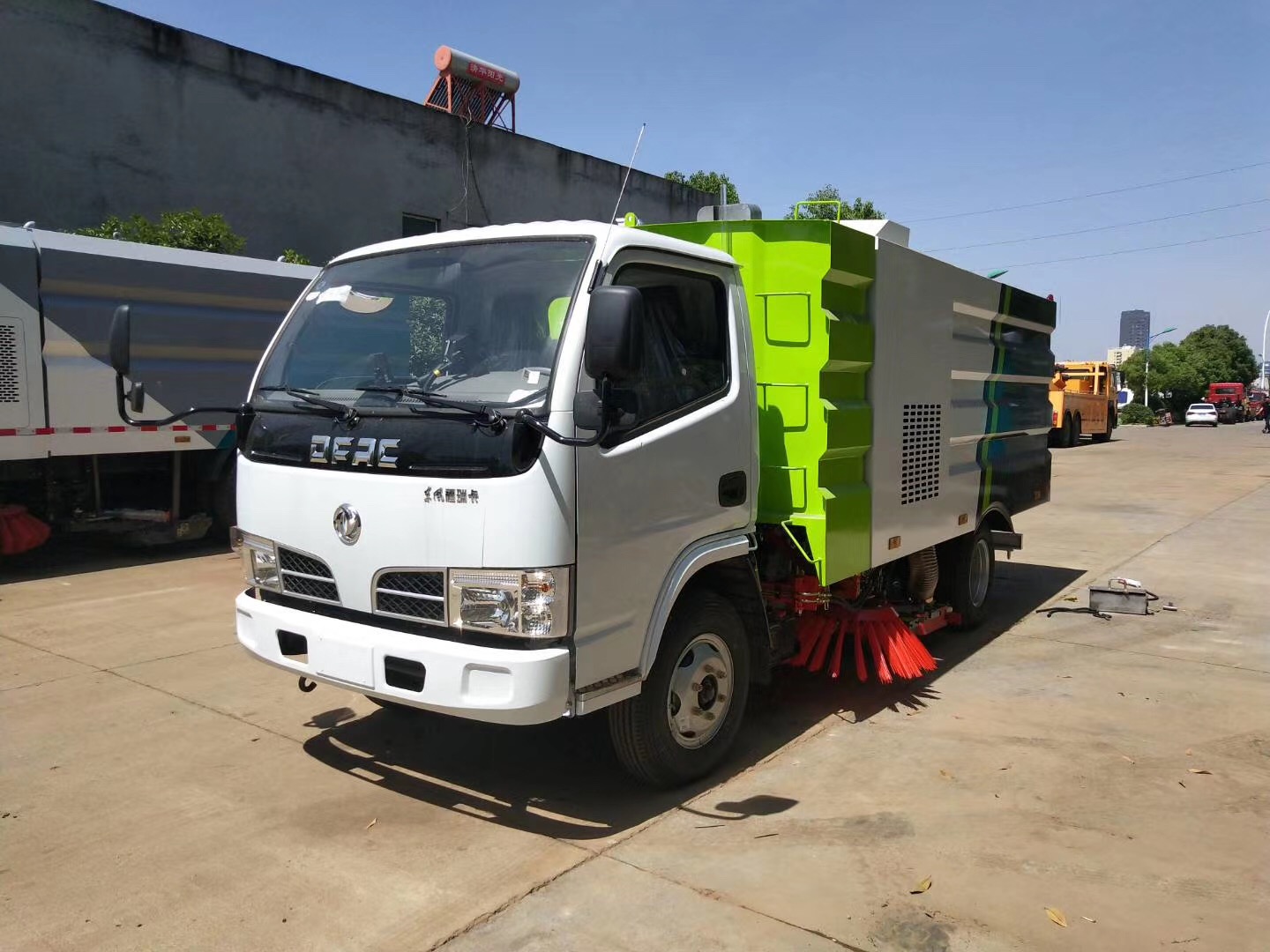 道路清掃車的行業(yè)價值與應用 洗掃車、掃地車與掃路車的全面解析